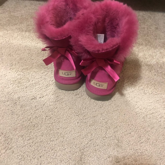 Pink UGG boots with bow on back - Picture 2 of 4